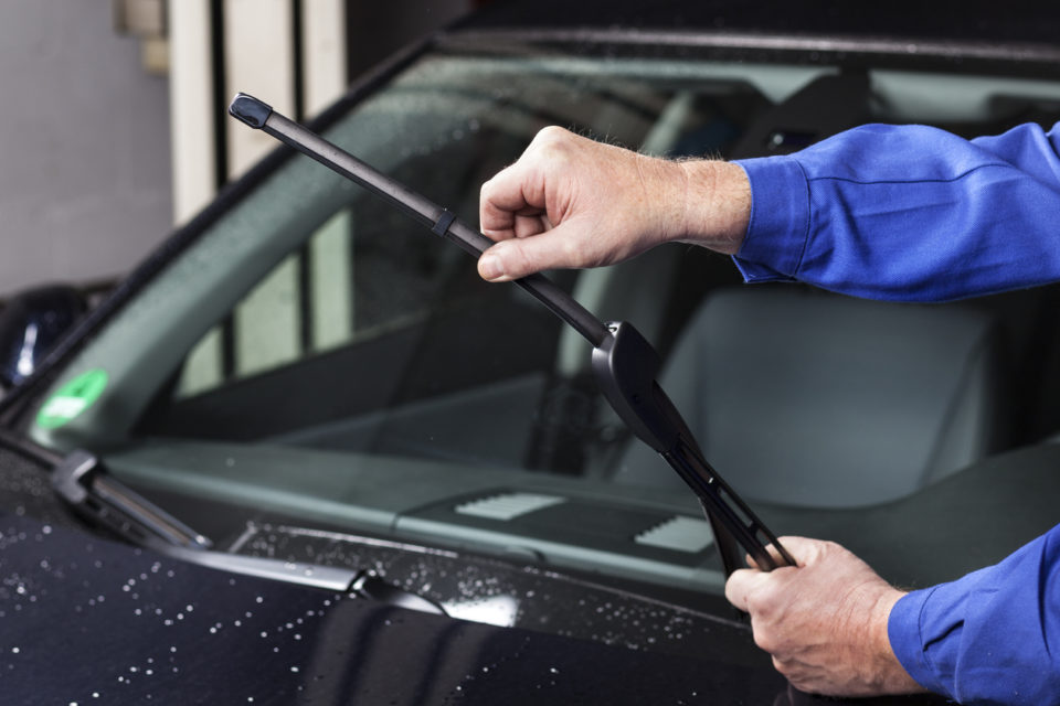 Checking the windshield wiper